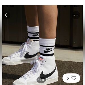 Nike  Mid 77 BLAZER High-Top Sneakers White and Black Size 7 Youth